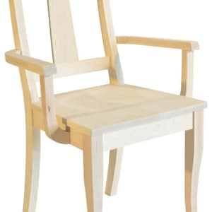 Puede incluir: Una silla de comedor de madera clara con respaldo alto y brazos. La silla tiene un diseño simple y clásico y está hecha de madera maciza.