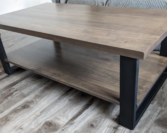 Mesa de centro menonita de arce hecha a medida con patas de acero