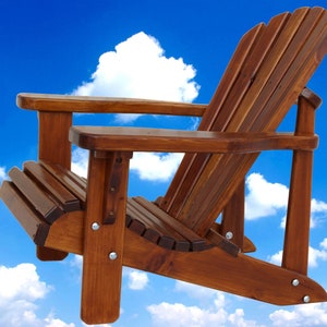 Puede incluir: Una silla Adirondack de madera con un acabado marrón natural. La silla está hecha de listones y tiene un respaldo alto y apoyabrazos. La silla se muestra contra un cielo azul con nubes blancas.