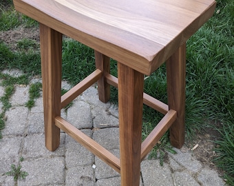 Un tabouret de bar de comptoir de cuisine en noyer noir entièrement assemblé avec une couche transparente