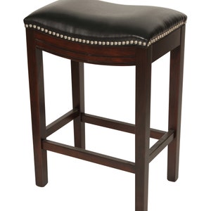 Puede incluir: Un taburete de bar de cuero negro con un asiento curvo y un marco de madera oscura. El taburete tiene un ribete decorativo de tachuelas alrededor del asiento.