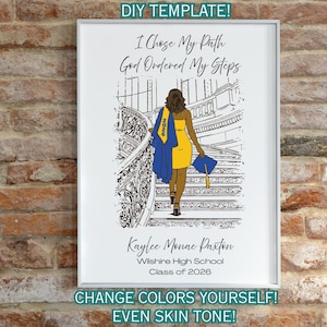Op de afbeelding: Een ingelijste afdruk voor een diploma-uitreiking met een persoon in een gele jurk en een blauwe afstudeerhoed die een trap oploopt. De tekst luidt "I Chose My Path God Ordered My Steps" en bevat de naam, school en het afstudeerjaar van de afgestudeerde. De woorden "DIY TEMPLATE!" en "CHANGE COLORS YOURSELF! EVEN SKIN TONE!" zijn ook zichtbaar.