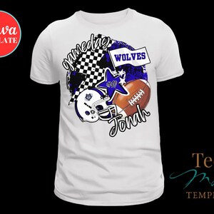 K&ouml;nnte beinhalten: Wei&szlig;es T-Shirt mit einem Football-Motiv. Das Design umfasst einen Football, einen Helm und den Namen "Jonah". Die W&ouml;rter "Gameday" und "Wolves" sind ebenfalls vorhanden, zusammen mit einem Stern und einer Zielflagge. Das T-Shirt hat einen Rundhalsausschnitt.
