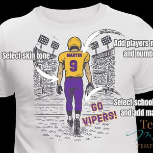 Pu&ograve; includere: Una t-shirt bianca con la grafica di un giocatore di football in maglia gialla e pantaloni viola con il nome MARTIN e il numero 9 sul retro. Il design include i testi: Select skin tone, Add players name and number, e GO VIPERS!
