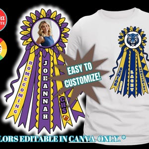 Pu&ograve; includere: Una maglietta bianca con un design a nastro per il ballo di fine anno. Il nastro &egrave; viola, giallo e blu, con le parole "Homecoming", "Senior" e "Johannah". L'immagine include anche il testo "Easy to Customize!"