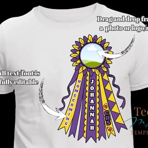 Pu&ograve; includere: T-shirt bianco con un design personalizzabile per il ritorno a casa. Il design include una cornice circolare per una foto o un logo, con nastri viola e gialli. Il testo sui nastri recita "HOMECOMING", "JOHANNAH" e "CHS".