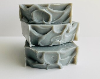 Jabón de leche de cabra artesanal para hombre con aroma a cedro y caoba