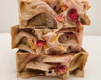 Jabón de leche de cabra con vainilla y rosa: aroma floral, arcilla de rosa, hecho a mano.