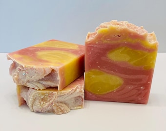 Jabón artesanal de leche de cabra con aroma a limonada de frambuesa
