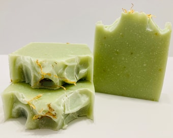 Jabón de leche de cabra con hierba limón: aroma herbal, pétalos de caléndula (113 g)