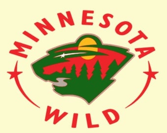 Pode incluir: Um logotipo vermelho, verde e amarelo com as palavras "Minnesota Wild" em um círculo vermelho. O logotipo apresenta uma cabeça de urso estilizada com um pôr do sol e pinheiros no fundo.