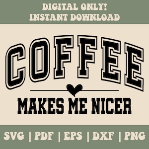 Il caffè mi rende più carino SVG PNG, Coffee Varsity Svg Png, Camicia da caffè Svg Png, Amante del caffè Svg Png, Jersey Font Svg, Coffee Addict Svg Png