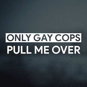 Op de afbeelding: Een witte sticker op een donkerblauwe achtergrond met de tekst "ONLY GAY COPS PULL ME OVER".