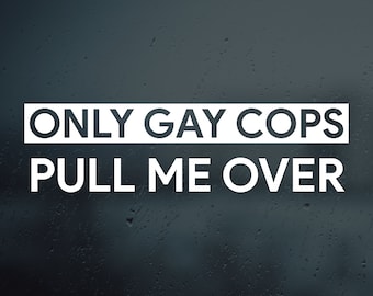 Puede incluir: Una pegatina blanca sobre un fondo azul oscuro con el texto "ONLY GAY COPS PULL ME OVER".