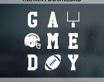 Puede incluir: Texto blanco sobre fondo oscuro que dice "Game Day" con un balón de fútbol, un casco de fútbol y una portería. El texto "Digital Only! Instant Download" aparece en la parte superior de la imagen. El texto "SVG | PDF | EPS | DXF | PNG" aparece en la parte inferior de la imagen.