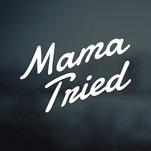 Könnte beinhalten: Weißer Text auf dunkelblauem Hintergrund mit der Aufschrift "Mama Tried".