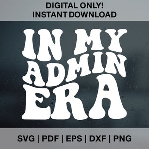 Könnte beinhalten: Weißer Text auf dunklem Hintergrund lautet "IN MY ADMIN ERA". Der Text ist in einem Retro-Wellenschrift-Stil. Das Bild ist ein digitaler Download und umfasst die Dateiformate SVG, PDF, EPS, DXF und PNG.