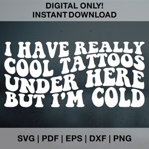 Tengo tatuajes realmente geniales debajo aquí, pero tengo frío SVG PNG PDF Dxf Eps Archivos de corte para Cricut, Retro Wavy Svg, Subliminación, Tatuajes geniales Svg