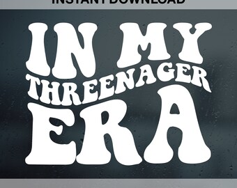 Könnte beinhalten: Weißer Text auf dunklem Hintergrund lautet "In My Three-nager Era". Der Text ist in einem Retro-Groovy-Schriftstil gehalten. Das Bild ist ein digitaler Download und umfasst die Dateiformate SVG, PDF, EPS, DXF und PNG.