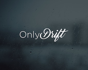 Può includere: Testo bianco su uno sfondo blu sfocato che dice "Only Drift".