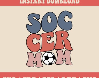 Peut inclure: Un téléchargement numérique d'un design graphique de style rétro avec le texte "SOC CER MOM" et un ballon de football au milieu du mot "MOM". Le texte est dans des tons de rose, rouge et bleu.