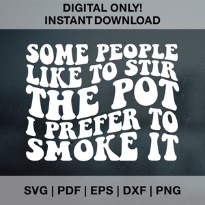 Könnte beinhalten: Weißer Text auf schwarzem Hintergrund lautet "Some people like to stir the pot I prefer to smoke it". Der Text ist in einer Retro-Schriftart mit Wellen. Das Bild enthält auch den Text "SVG | PDF | EPS | DXF | PNG".