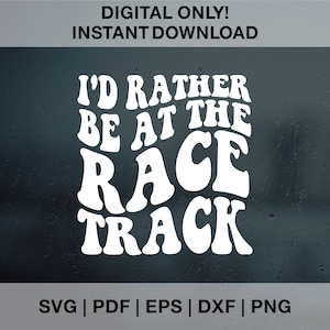 Ich wäre lieber an der Rennstrecke SVG PNG, Renntag svg, Rennsport svg, Rennbahn svg, Checkered Flaggeßpng, Rennauto svg, Rennshirt-Svg