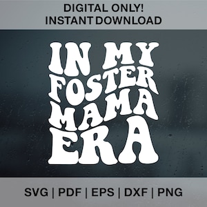 Op de afbeelding: Witte tekst op een donkere achtergrond die "In My Foster Mama Era" luidt. De tekst is in een retro, golvend lettertype.