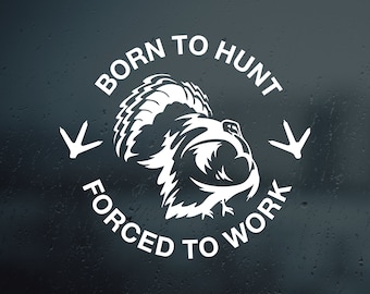 Puede incluir: Calcomanía de vinilo blanco con una silueta de pavo y el texto "Born to Hunt Forced to Work" en un círculo con dos huellas de pavo.