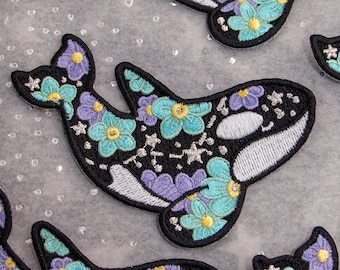 ワスレナグサ シャチ 3"x3" 刺繍パッチ - 縫い付けまたはアイロン接着