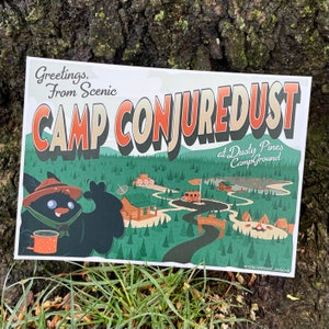 Liebe Grüße aus Camp ConjureDust! - 5x7 Postkarte