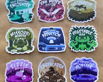 Könnte beinhalten: Neun bunte Aufkleber mit Illustrationen verschiedener Kryptide und Monster. Jeder Aufkleber hat einen weißen Rand und zeigt einen Titel und eine kurze Beschreibung. Die Aufkleber sind in drei Reihen mit jeweils drei angeordnet.