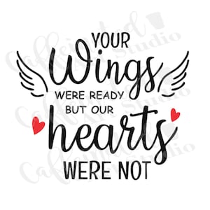 Op de afbeelding: Zwart-witte typografiegrafiek met de tekst "Je vleugels waren klaar, maar onze harten waren het niet". Twee rode harten bevinden zich aan weerszijden van de tekst.