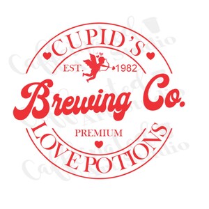 以下が含まれることがあります： ヴィンテージ風のフォントで「Cupid's Brewing Co.」と「Premium Love Potions」の文字が書かれた赤い円形のロゴ。ロゴには、矢とハートを持ったキューピッドの小さな画像も含まれています。