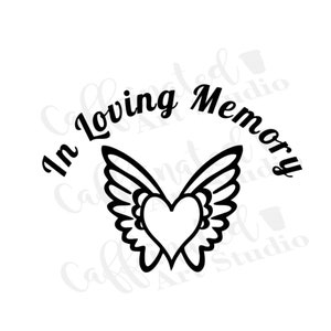 Op de afbeelding: Zwart-wit grafisch ontwerp van een hart met vleugels. De tekst "In Loving Memory" is in een cursief schrift rond het hart geschreven.