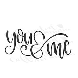 Op de afbeelding: Zwarte cursieve tekst op een witte achtergrond: "you & me". De woorden zijn verbonden met een vloeiende ampersand. Geschikt voor wandkunst, kaarten of andere knutselwerken.