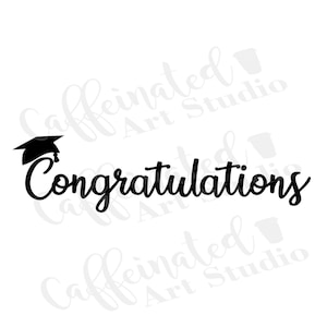 Puede incluir: Diseño gráfico en blanco y negro de un gorro de graduación con la palabra "Felicidades" en una fuente cursiva.