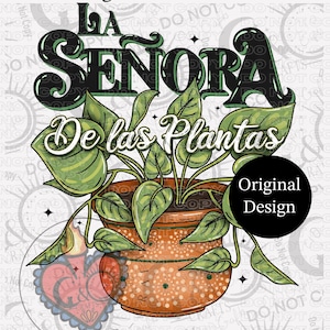 Peut inclure: Illustration numérique d'une plante en pot avec de grandes feuilles vertes. Le pot de couleur terre cuite présente un motif à pois. Le texte "La Senora De las Plantas" est au-dessus de la plante. Un cercle noir avec "Original Design" est à droite.