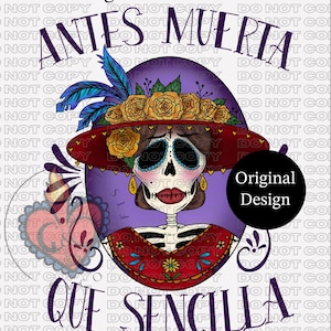 Könnte beinhalten: Digitale Illustration eines weiblichen Skeletts mit rotem Hut, verziert mit gelben Rosen und blauen Federn. Das Bild enthält den Text "Antes Muerta Que Sencilla" und "Original Design."
