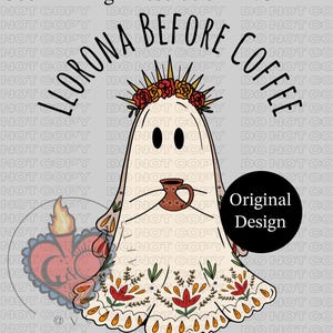 Puede incluir: Una ilustración caprichosa de un fantasma sosteniendo una taza de café, adornado con una corona floral y adornos decorativos. El texto "LLORONA BEFORE COFFEE" se arquea sobre el fantasma. Un corazón con una llama está a la izquierda. Un círculo negro dice "Original Design".