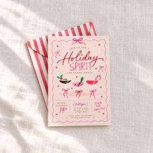 Può includere: Un biglietto d'invito per una festa di Natale rosa chiaro con testo rosso che recita Join us for a Holiday Spirit Christmas Party, con illustrazioni di tre cocktail con fiocchi rossi e una busta abbinata a righe rosse e bianche.