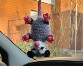 Colgante de zarigüeya para coche, cola prensil colgante boca abajo, decoración de espejo con forma de zarigüeya, regalo divertido de ganchillo