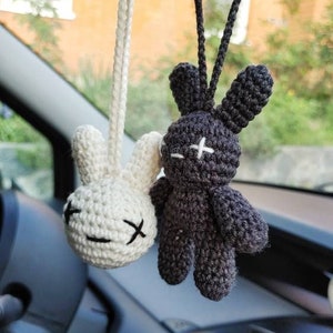 Goth Bad Bunny niedliches Auto Zubehör für Männer, Rückspiegel Spielzeug, kawaii weißer Hase, Gothic Zubehör Geschenk für Frauen Männer