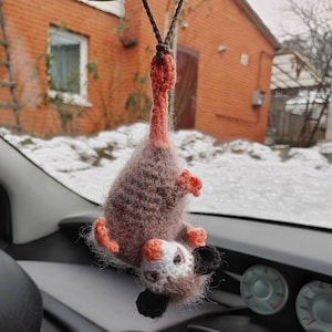 Acessórios para carro de gambá, decoração de painel, enfeite de gambá de pelúcia, decorações para carro, pingente de espelho retrovisor, presente para mulheres, interior fofo de carro