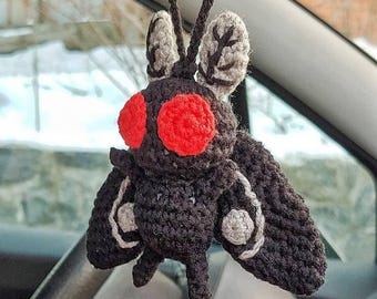 Colgante de peluche de Mothman para coche • Adorno de críptido para espejo retrovisor • Peluche hecho a mano • Regalo de leyenda urbana espeluznante