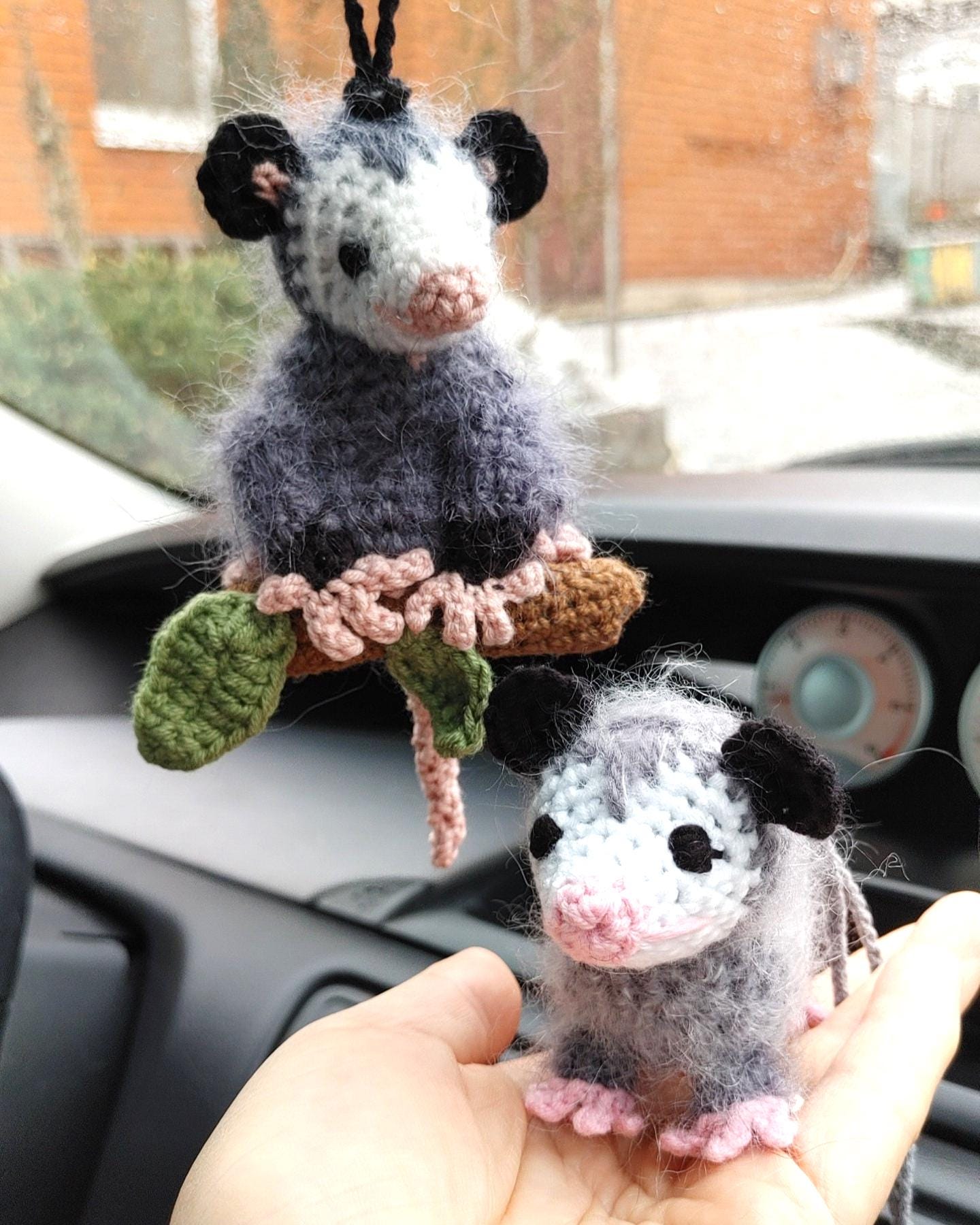 Ciondolo per auto opossum, per appendere specchietto retrovisore per auto opossum lavorato a maglia fatto a mano, per auto, famiglia, uffici, decorazione murale