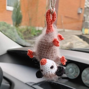 Acessórios fofos para carro de gambá, decoração de painel, enfeite de pelúcia de gambá, decorações de carro, pingente de espelho retrovisor, presente para mulheres, interior de carro