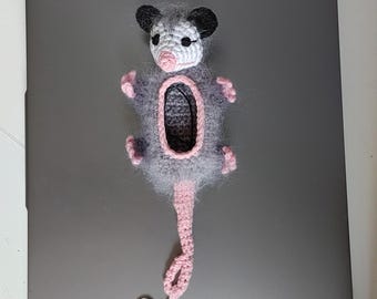 Funda para llave de zarigüeya esponjosa, llavero de animal de ganchillo gris y rosa, soporte para llave de coche, regalo Goblincore