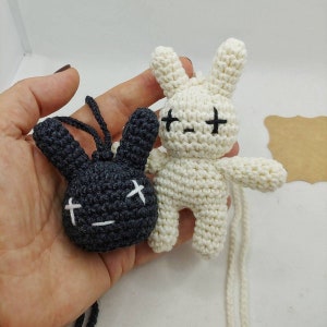Acessórios fofos de carro de coelho mau para homens, espelho retrovisor pendurado, decoração de carro de pelúcia kawaii, presente para melhor amigo