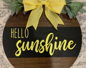 Cartello per porta di benvenuto con ghirlanda in legno Hello Sunshine